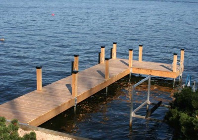 L-shaped articulating dock
