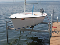 Vertical boatlift for a sailboat