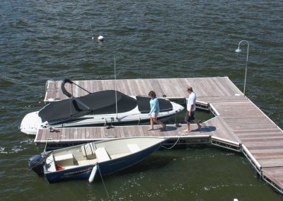 Steel truss floating dock with U-shaped boat slip