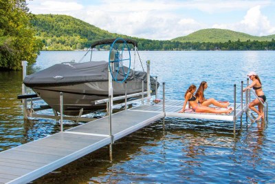 Standard duty aluminum docks with NyloDeck decking and 4,500 lb. vertical boat lift